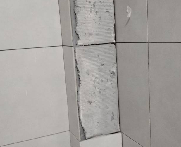长沙瓷砖空鼓维修公司分享下瓷砖施工前基层浇水润湿程度不足，可能导致以下问题